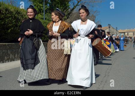 Frankreich, Bouches du Rhone, Fontvieille, Fete des Moulins (Mühlen-Festival), Mädchen in Farbe der Einwohner von Arles, die erstellt wird, in dem XVIII. Jahrhundert der Wunsch der Einwohner des Landes von Arles, anders als von den anderen Frauen anziehen Stockfoto