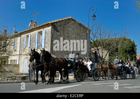 Frankreich, hitched Bouches du Rhone, Fontvieille, Fete des Moulins (Mühlen-Festival), Parade der Wagen bei Pferden mit Reitern in Suitbackground Camarguais vorbei an einem provenzalischen Haus Stockfoto