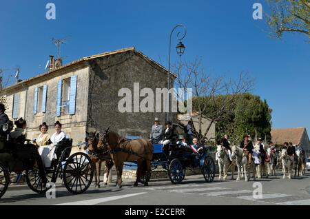 Frankreich, hitched Bouches du Rhone, Fontvieille, Fete des Moulins (Mühlen-Festival), Parade der Wagen bei Pferden mit Reitern in Suitbackground Camarguais vorbei an einem provenzalischen Haus Stockfoto