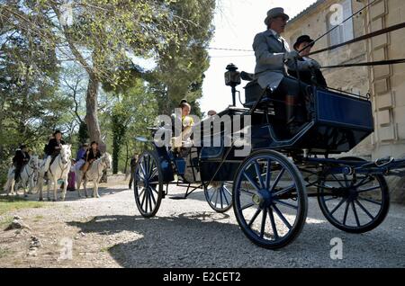 Frankreich, Beförderung, gefolgt von einer Gruppe von Fahrern Camarguais Bouches du Rhone, Fontvieille, Fete des Moulins (Mühlen-Festival) Stockfoto