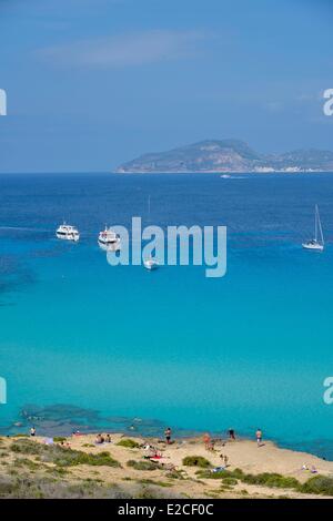 Italien, Sizilien, Ägadischen Inseln, Insel Favignana, Cala Rossa, Segelboote vor Anker in einer Bucht auf einem türkisblauen Wasser mit der Insel Levanzo Hintergrund Stockfoto