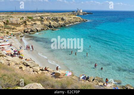 Italien, Sizilien, Ägadischen Inseln, Insel Favignana, Cala Azzurra Urlauber am Strand mit feinem Sand bilden eine felsigen Amphitheater auf einem Meer in türkisblauem Wasser geben Stockfoto