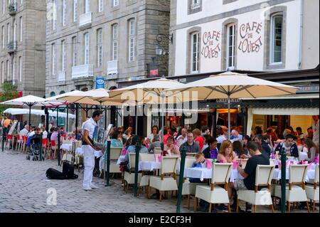 Frankreich, Ille et Vilaine, Costa Smeralda, Saint Malo, Café-Terrasse in der ummauerten Stadt Stockfoto