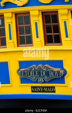 Frankreich, Ille et Vilaine, Côte Emeraude (Costa Smeralda), Saint-Malo, Etoile du Roy entlang der Quai Terre Neuve, Replik von einem Malouine Pirat Fregatte drei Masten des achtzehnten Jahrhunderts Stockfoto