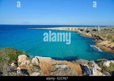 Italien, Sizilien, Ägadischen Inseln, Insel Favignana, Cala Rossa, Amphitheater des Felsens umgibt ein Meer in Türkisblau und Stockfoto