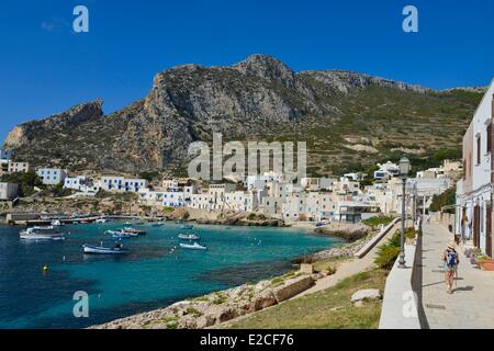 Italien, Sizilien, Ägadischen Inseln beherbergt Insel Levanzo, Cala Dogana, über Calvario, Fußgängerzone entlang des Platzes mit weißen Wänden und mit Blick auf den Hafen und die Sierra Alberello Stockfoto