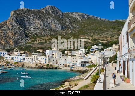 Italien, Sizilien, Ägadischen Inseln beherbergt Insel Levanzo, Cala Dogana, über Calvario, Fußgängerzone entlang des Platzes mit weißen Wänden und mit Blick auf den Hafen und die Sierra Alberello Stockfoto