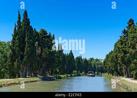 Herault, Beziers, Frankreich, Canal du Midi als Weltkulturerbe von der UNESCO zum Ufer des Kanals umgeben von Zypressen zwischen The Bridge-Kanal und die Schleusen von Fonseranes aufgeführt Stockfoto