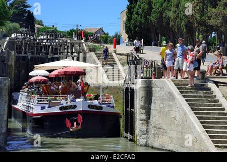 Frankreich, Herault, Beziers, Canal du Midi, UNESCO, Schleusen von Fonseranes, Lastkahn an der Ausfahrt der Airllock Unterseite flussabwärts Stockfoto