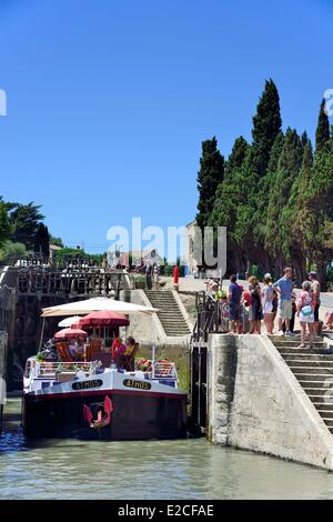 Frankreich, Herault, Beziers, Canal du Midi, UNESCO, Schleusen von Fonseranes, Lastkahn an der Ausfahrt der Airllock Unterseite flussabwärts Stockfoto