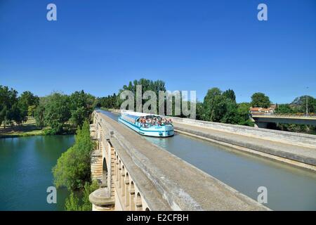 Frankreich, Herault, Beziers, Canal du Midi, Weltkulturerbe von UNESCO, Brücke Canal, touristische Kahn über den Fluss Orb Stockfoto