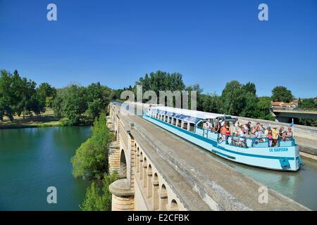 Frankreich, Herault, Beziers, Canal du Midi, Weltkulturerbe von UNESCO, Brücke Canal, touristische Kahn über den Fluss Orb Stockfoto