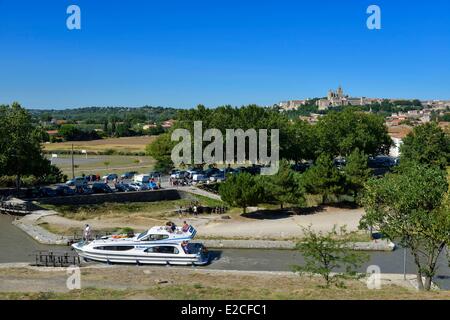 Herault, Beziers, Frankreich, Canal du Midi, UNESCO, Schleusen von Fonseranes, Sportboote mit Kathedrale Saint-Nazaire im Hintergrund