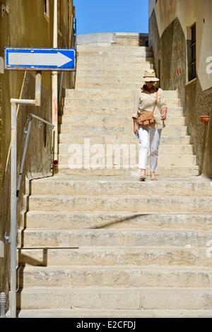 Italien, Sizilien, Trapani, Altstadt, Treppe, die zur Promenade von Tramontana, junge Frau, die Treppe hinunter gehen Stockfoto