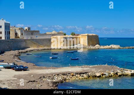 Altstadt, Festung Conca der 15. Jahrhundert Ansicht aus der Tür Ossuna, kleiner Fischerhafen mit Boote am Strand im Vordergrund, Trapani, Sizilien, Italien Stockfoto