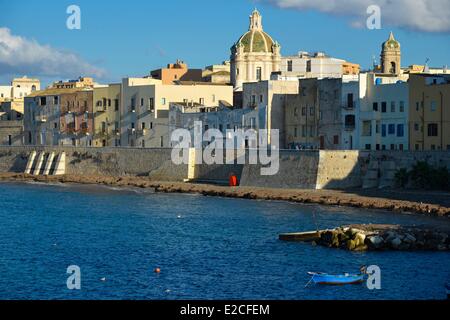 Italien, Sizilien, Trapani, Altstadt, Ossuna Tür an der Uferpromenade mit der Innenstadt und die Kathedrale von San Lorenzo im Hintergrund Blick von der Festung Conca Stockfoto