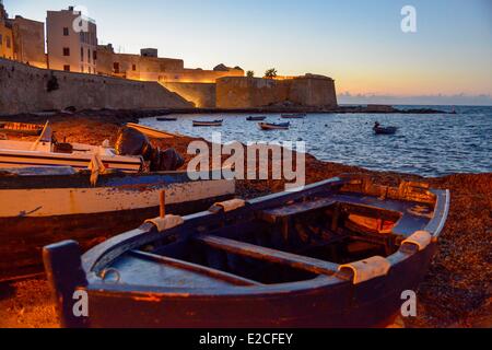 Italien, Sizilien, Trapani, Altstadt, Holzboote am Strand Ossuna Tor am Fuße der Promenade von Tramontana in der Abenddämmerung mit Conca Festung im Hintergrund Stockfoto