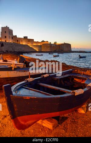 Italien, Sizilien, Trapani, Altstadt, Holzboote am Strand Ossuna Tor am Fuße der Promenade von Tramontana in der Abenddämmerung mit Conca Festung im Hintergrund Stockfoto