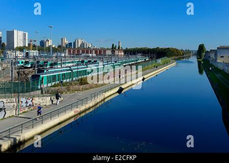 Frankreich, Seine-Saint-Denis, Bobigny, RATP Metro Depot entlang des Canal de l'Ourcq Stockfoto