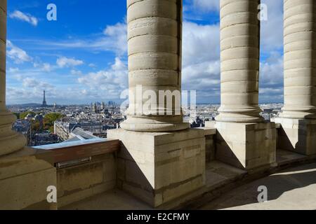 Frankreich, Paris, Pantheon, außerhalb Kolonnade an der Basis der Kuppel mit einem großen Panorama auf die Stadt, Kirche Saint-Sulpice und der Eiffelturm im Hintergrund Stockfoto