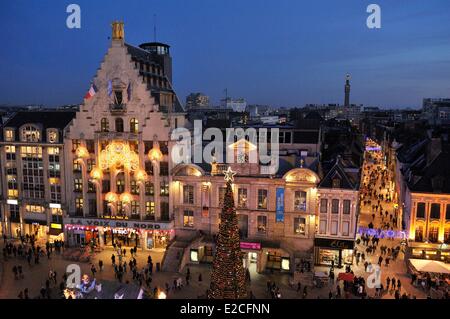 Frankreich, Nord, Lille, Place du General de Gaulle oder Grand Place, Fassade des Amtes der lokalen Zeitung La Voix du Nord bei Nacht aus dem Riesenrad gesehen eingerichtet für Weihnachten Stockfoto