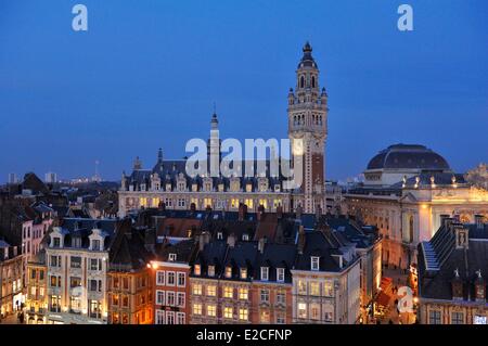 Frankreich, Nord, Lille, Glockenturm der Oper bei Nacht vom Riesenrad gesehen und Industrie und Handelskammer eingerichtet für Weihnachten Stockfoto