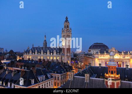 Frankreich, Nord, Lille, Glockenturm der Oper bei Nacht vom Riesenrad gesehen und Industrie und Handelskammer eingerichtet für Weihnachten Stockfoto