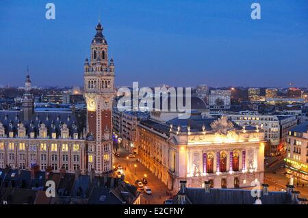 Frankreich, Nord, Lille, Glockenturm der Oper bei Nacht vom Riesenrad gesehen und Industrie und Handelskammer eingerichtet für Weihnachten Stockfoto