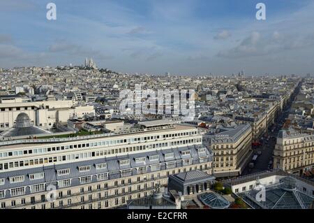 Frankreich, Paris, Boulevard Haussmann, Kaufhaus Galeries Lafayette und Basilique du Sacré-Coeur (Sacred Heart Basilica) auf Stockfoto