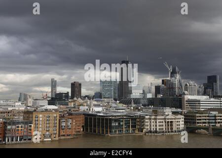 Vereinigtes Königreich, London, Southwark, Bankside, Tate Modern, Blick auf Stadt und Fluss Themse und Millennium Bridge vom Architekten Norman Foster aus dem restaurant Stockfoto