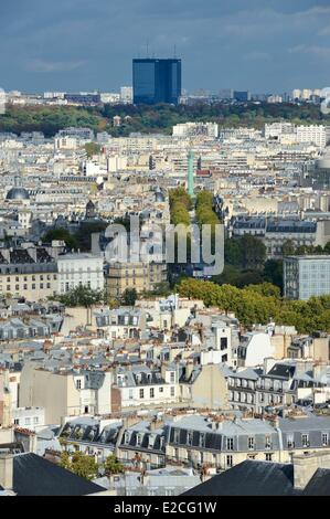 Frankreich, Paris, Colonne de Juillet (Juli Spalte) am Place De La Bastille und Bäume der Friedhof Pere Lachaise im Hintergrund Stockfoto