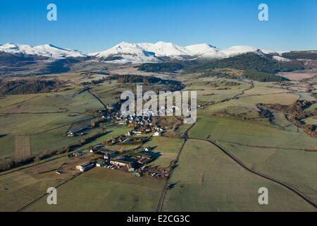 Frankreich, Puy de Dome, Beaune le Froid, Puy de Sancy in der Massif-des-Monts Dore im Hintergrund (Luftbild) Stockfoto