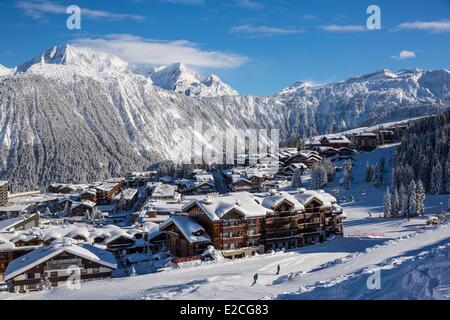 Frankreich, Savoyen, Massif De La Vanoise, Tarentaise-Tal, die 3 Täler, Courchevel 1850 Schigebiet, das Zentrum des Skigebietes, Blick auf den Grand Bec Peak (3398m) im Parc National De La Vanoise Stockfoto