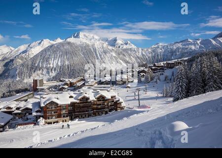 Frankreich, Savoyen, Massif De La Vanoise, Tarentaise-Tal, die 3 Täler, Courchevel 1850 Schigebiet, das Zentrum des Skigebietes, Blick auf den Grand Bec Peak (3398m) im Parc National De La Vanoise Stockfoto