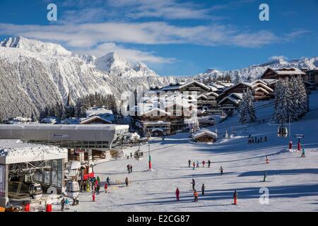 Frankreich, Savoyen, Massif De La Vanoise, Tarentaise-Tal, die 3 Täler, Courchevel 1850 Schigebiet, das Zentrum des Skigebietes, Blick auf den Grand Bec Peak (3398m) im Parc National De La Vanoise Stockfoto