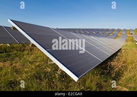 Frankreich, Alpes de Haute Provence, Les Mees, Plateau von Puimichel, Photovoltaik-Park von Enfinity, auf der 36ha implantiert entwickelt Verständnis 79 000 Module von einer Leistung von 18,2 MW Stockfoto