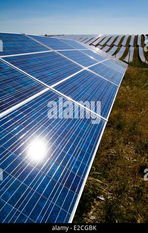 Frankreich, Alpes de Haute Provence, Les Mees, Plateau von Puimichel, Photovoltaik-Park von Enfinity, auf der 36ha implantiert entwickelt Verständnis 79 000 Module von einer Leistung von 18,2 MW Stockfoto
