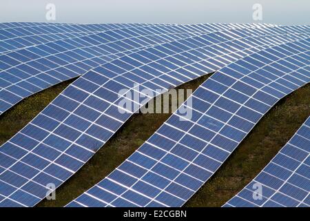 Frankreich, Alpes de Haute Provence, Les Mees, Plateau von Puimichel, Photovoltaik-Park von Enfinity, auf der 36ha implantiert entwickelt Verständnis 79 000 Module von einer Leistung von 18,2 MW Stockfoto