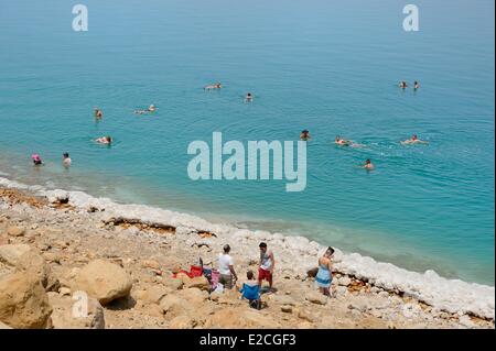 Israel, Südrussland, Schwimmer an Ein Gedi Strand am Toten Meer, saline Konkretionen Stockfoto