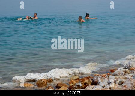 Israel, Südrussland, Schwimmer an Ein Gedi Strand am Toten Meer, saline Konkretionen Stockfoto