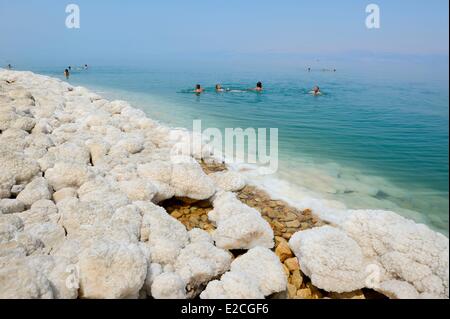 Israel, Südrussland, Schwimmer an Ein Gedi Strand am Toten Meer, saline Konkretionen Stockfoto