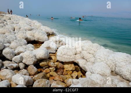 Israel, Südrussland, Schwimmer an Ein Gedi Strand am Toten Meer, saline Konkretionen Stockfoto