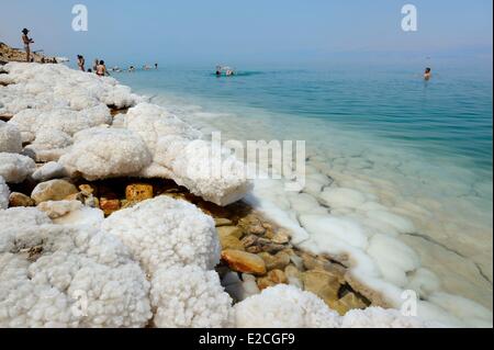 Israel, Südrussland, Schwimmer an Ein Gedi Strand am Toten Meer, saline Konkretionen Stockfoto