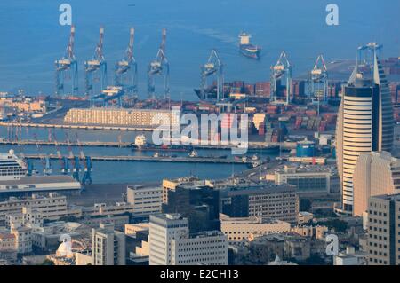 Israel, Haifa, Innenstadt und den Hafen vom Berg Karmel Stockfoto