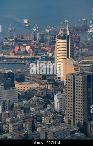 Israel, Haifa, Innenstadt und den Hafen vom Berg Karmel Stockfoto