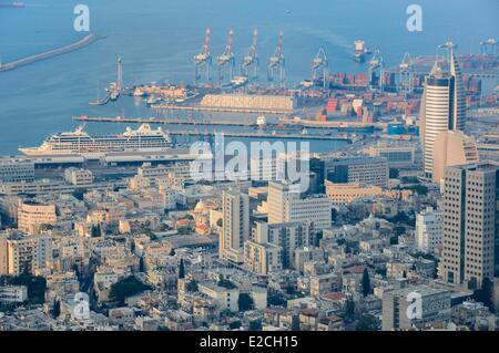 Israel, Haifa, Innenstadt und den Hafen vom Berg Karmel Stockfoto