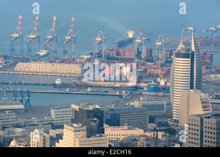 Israel, Haifa, Innenstadt und den Hafen vom Berg Karmel Stockfoto