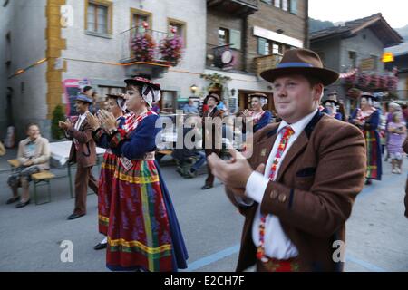 Schweiz, Kanton Wallis, Val Hérens Evolene, Nationalfeiertag (1. August), Parade mit Menschen in Trachten gekleidet Stockfoto