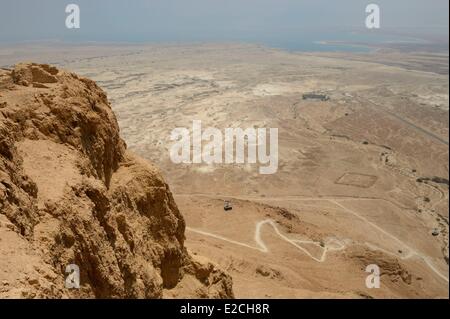 Israel, Negev-Wüste, Festung Masada, UNESCO, Seilbahn mit Blick auf Totes Meer, Schlange Weg und Reste eines römischen Lagers Stockfoto