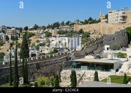 Israel, Jerusalem, die Heilige Stadt, die Altstadt Weltkulturerbe der UNESCO, Davidson Center unten auf der rechten Seite der Stadtmauer aus der Zeit von Suleiman dem prächtigen neben dem Dung-Tor und die Kirche der Entschlafung im Hintergrund Stockfoto